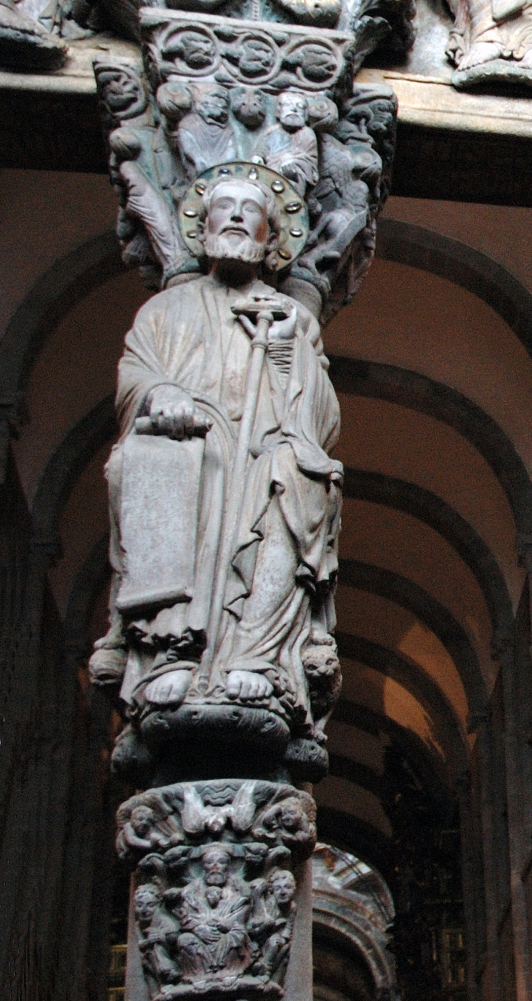Parteluz del pórtico de la Gloria de la catedral de Santiago de Compostela, Urheber: MarisaLR 2010, © nach CC BY-SA 3.0)