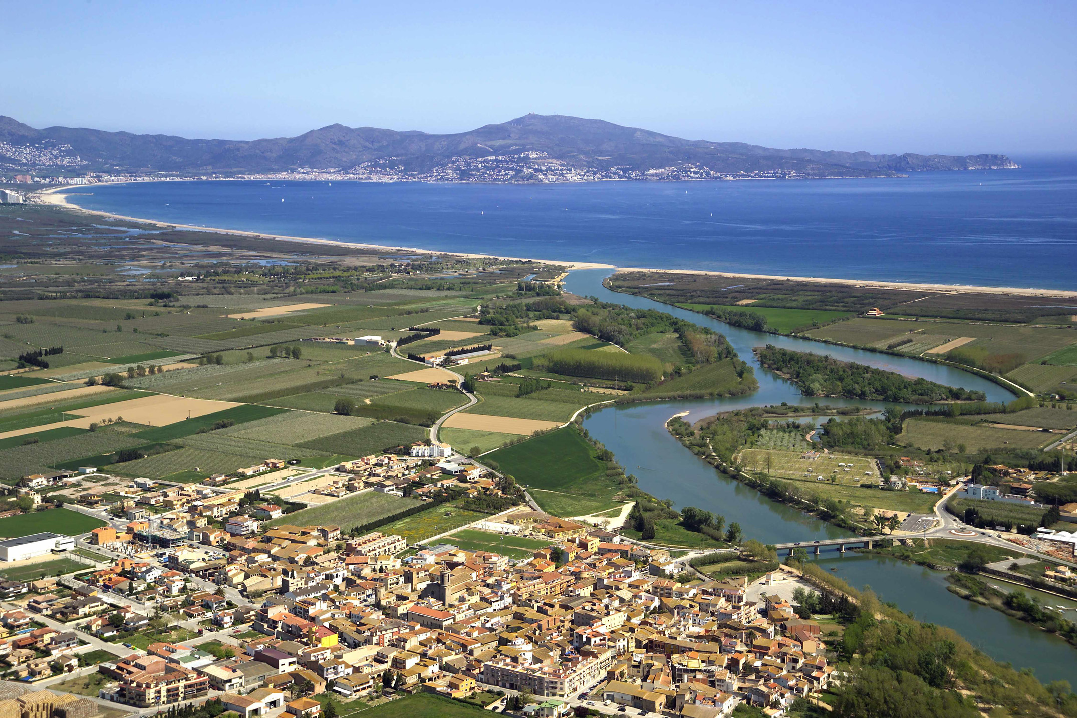 Datei: VISTA_AEREA_SANT_PERE_PESCADOR_w.jpg, Urheber: Ajuntamentspp 2006, © nach CC BY-SA 4.0