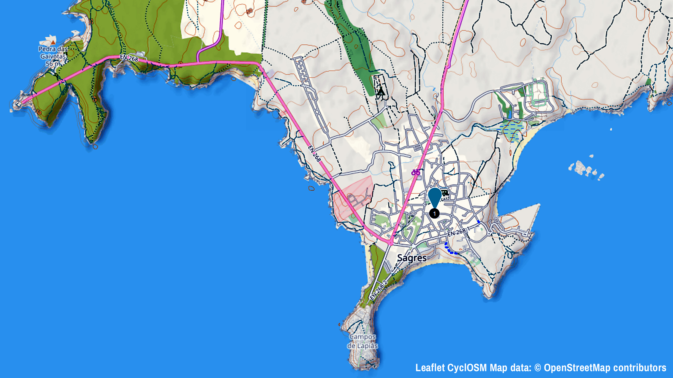 Der äußerste Südwesten Portugals mit Sagres (Bildmitte) und dem Cabo de São Vicente, das Kap des Heiligen Vinzenz am ENDE DER WELT (links im Bild). Bildquelle: Leaflet CyclOSM Map data: © OpenStreetMap contributors