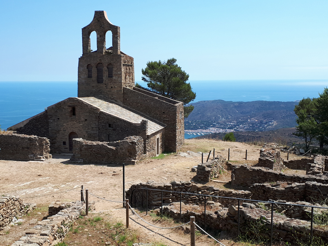 Santa Helena church, and the remains of the medieval settlement of Santa Creu de Rodes, Sant Pere de Rodes, Catalonia, Spain. Urheber Alan Mattingly 01.07.2021, © nach CC BY-SA 4.0